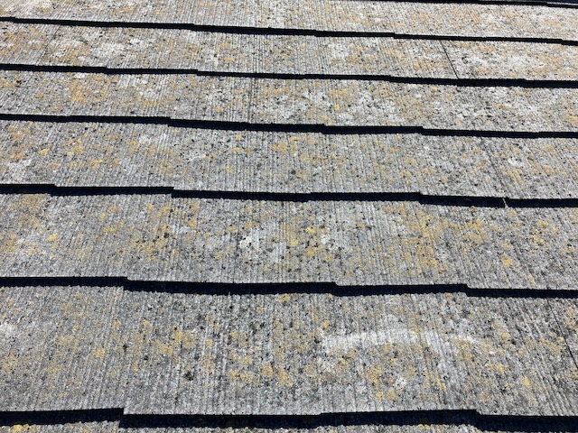 守山区経年劣化した化粧スレート屋根を屋根カバー工事・施工前の状態と防水シートを貼る様子